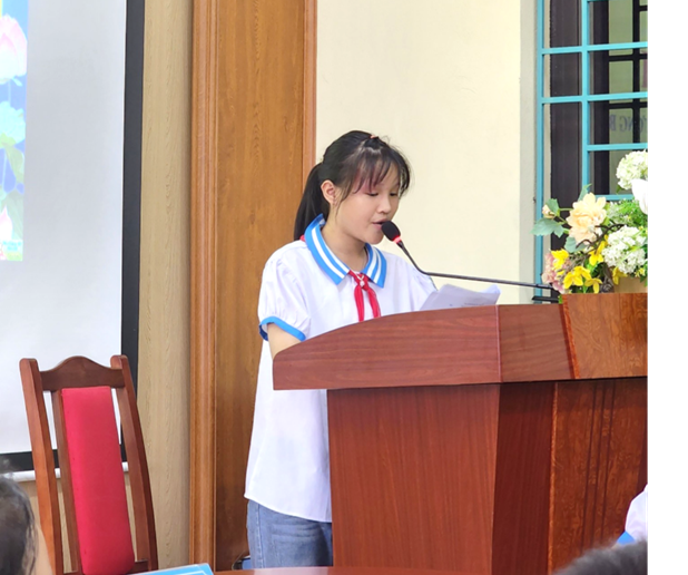 Em Trần Uyên Nhi - Liên đội trưởng điều hành chương trình Đại hội